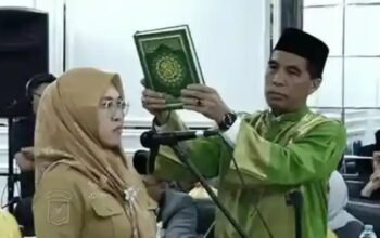 Foto: Bupati Gowa, Sitti Husniah Talenrang saat mengucapkan sumpah dibawah kitab suci Al-Qur'an di Rapat Pansus Hak Angket DPRD Gowa.