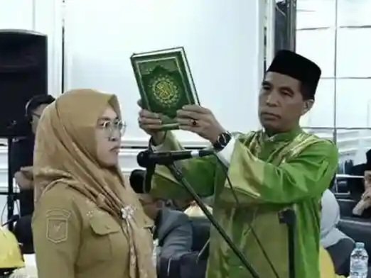 Foto: Bupati Gowa, Sitti Husniah Talenrang saat mengucapkan sumpah dibawah kitab suci Al-Qur'an di Rapat Pansus Hak Angket DPRD Gowa.