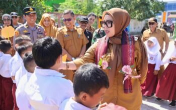 Bupati Barru, Andi Ina Kartika Sari, S.H., M.Si., saat meninjau pelaksanaan Masa Pengenalan Lingkungan Sekolah (MPLS) di SD Negeri 104 Barru dan SMP Negeri 18 Barru, Kecamatan Soppeng Riaja, Kabupaten Barru, Selasa (14/7/2026).