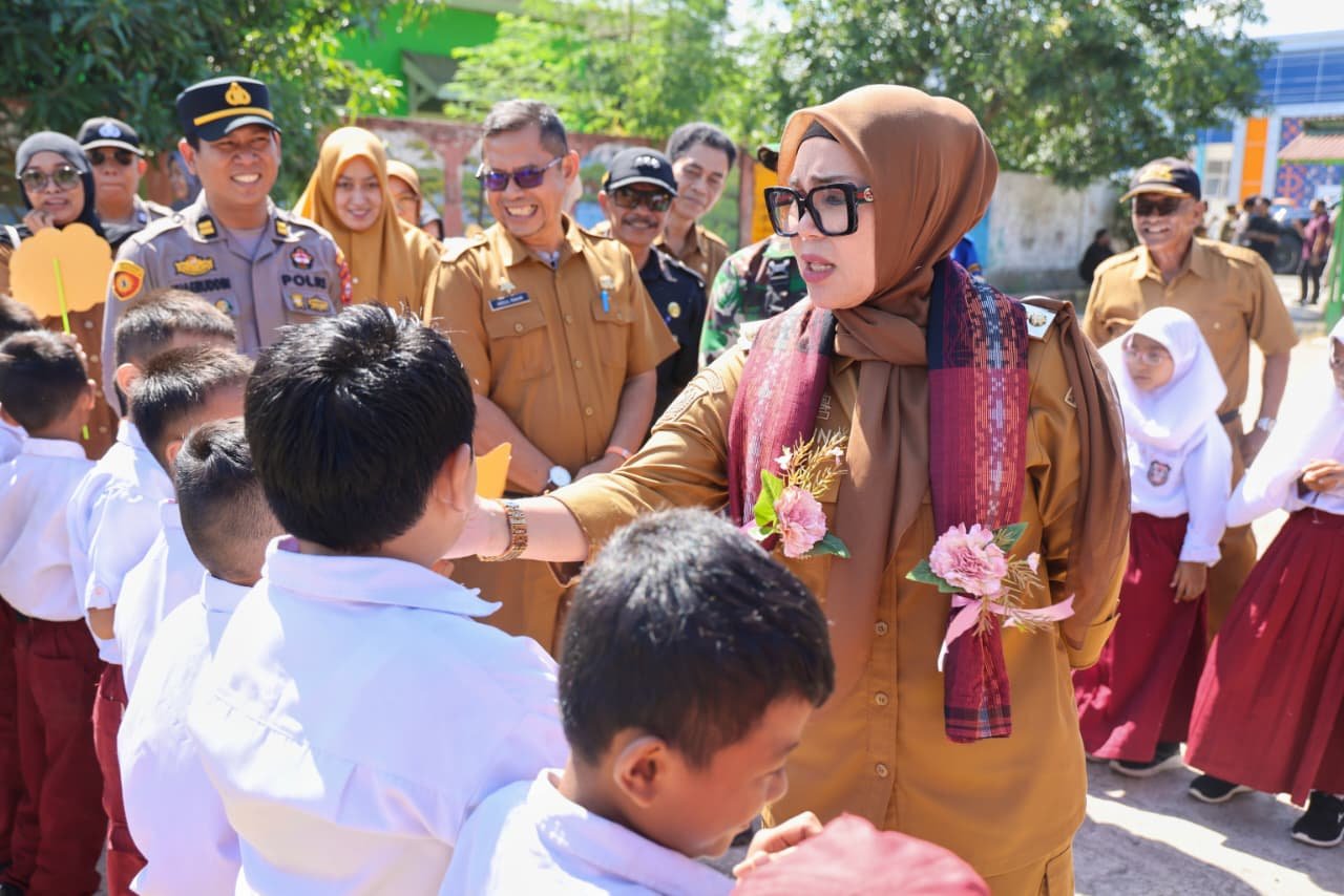 Bupati Barru, Andi Ina Kartika Sari, S.H., M.Si., saat meninjau pelaksanaan Masa Pengenalan Lingkungan Sekolah (MPLS) di SD Negeri 104 Barru dan SMP Negeri 18 Barru, Kecamatan Soppeng Riaja, Kabupaten Barru, Selasa (14/7/2026).