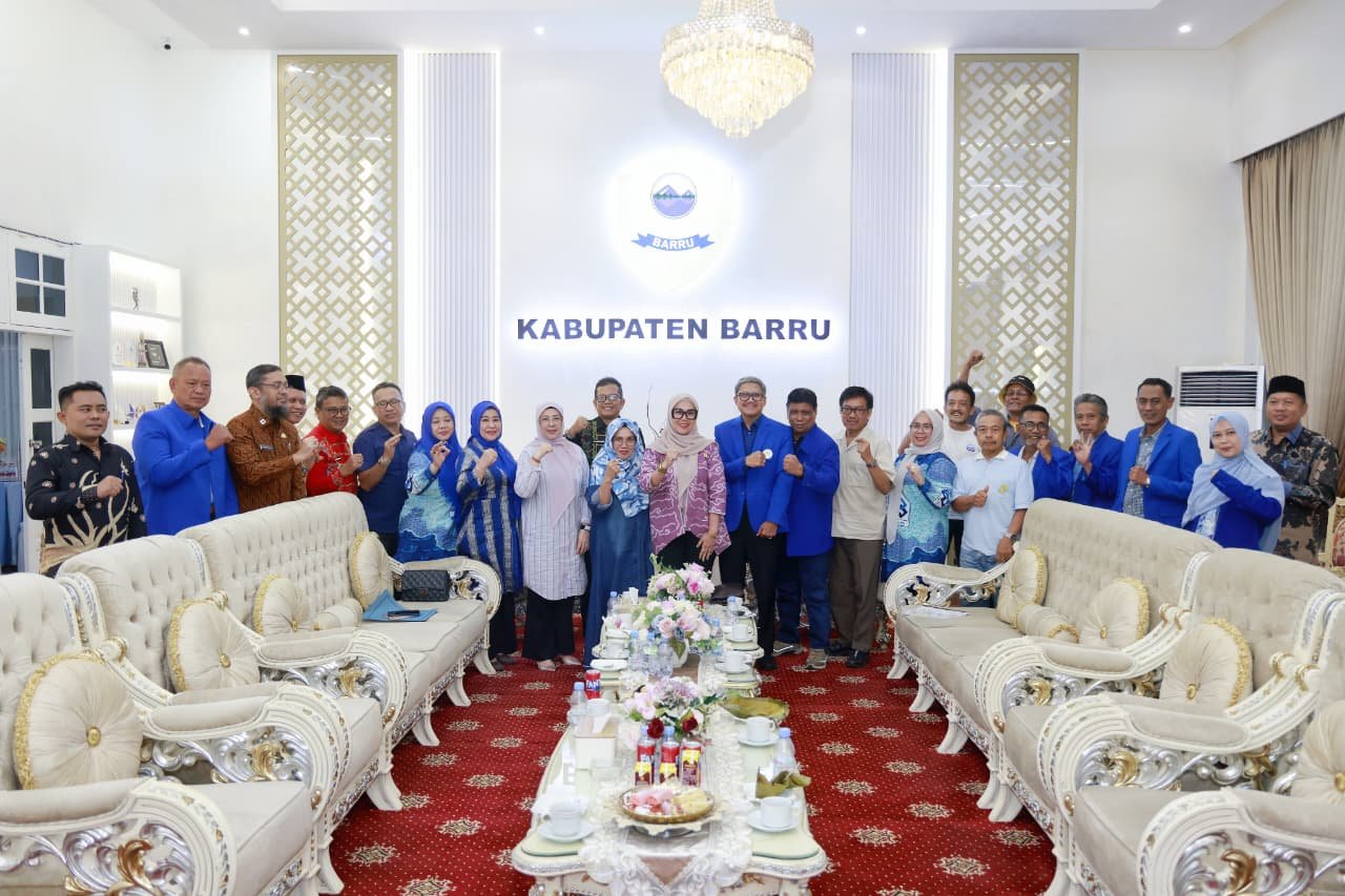 Bupati Barru, Andi Ina Kartika Sari, S.H., M.Si., menerima audiensi jajaran pengurus Kerukunan Keluarga Daerah Barru (KKDB) di Rumah Jabatan Bupati Barru, Senin (13/7/2026).