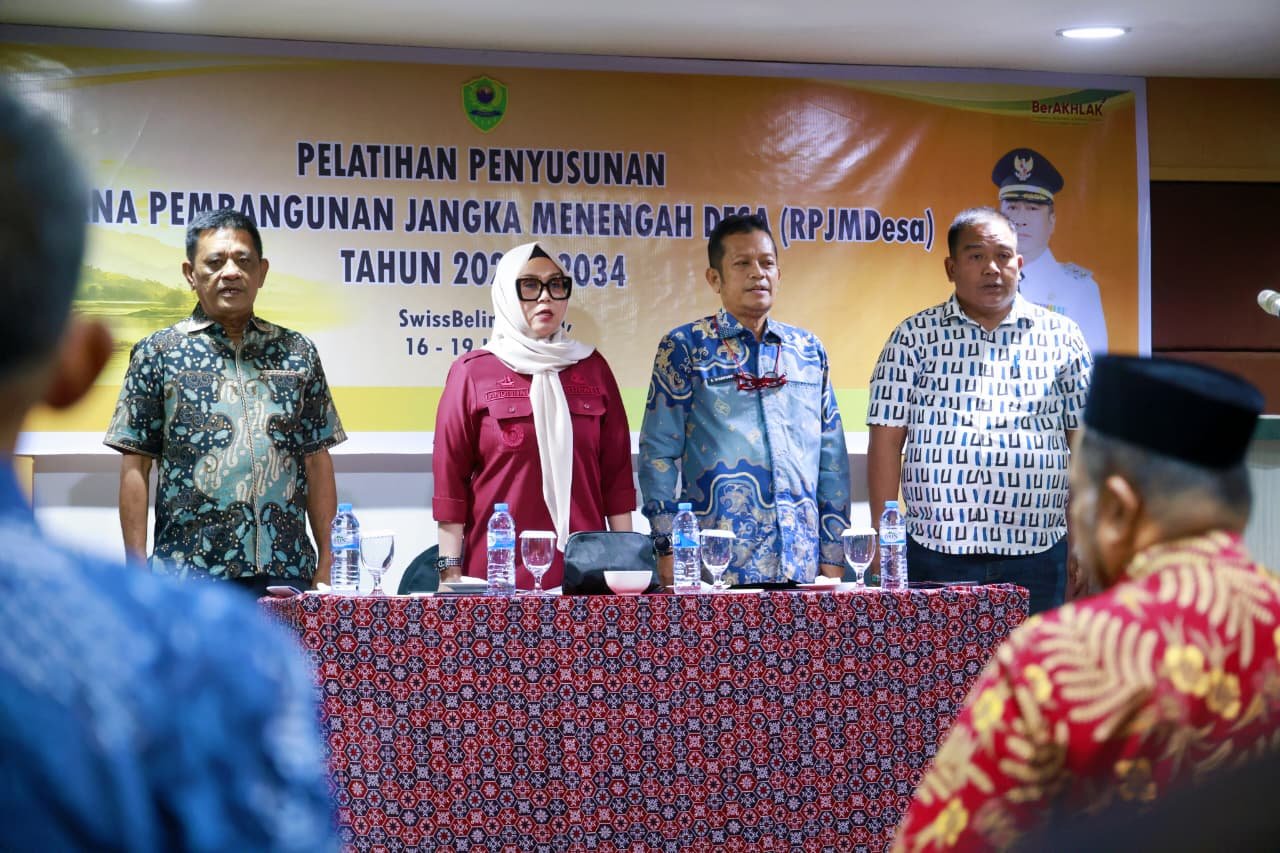 Bupati Barru, Andi Ina Kartika Sari, S.H., M.Si., didampingi Sekretaris Daerah Kabupaten Barru, Andi Syarifuddin, S.IP., M.Si., membuka Bimbingan Teknis (Bimtek) Peningkatan Kapasitas Penyusunan Rencana Pembangunan Jangka Menengah Desa (RPJMDes) Tahun 2026–2034.