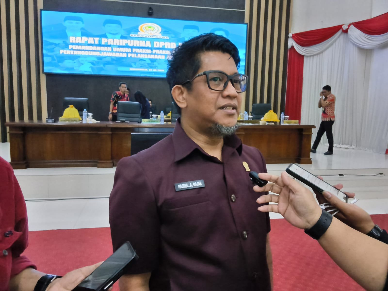 Wakil Ketua DPRD Gowa, Hasrul Abdul Rajab saat konfirmasi usai Rapat Paripurna diskors, (Foto/TerasKota).