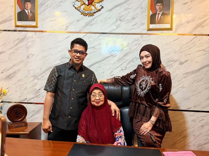 Wakil Ketua DPRD Gowa, Hasrul Abdul Rajab (kiri) berdiri di samping ibunda (tengah) dan sang istri (kanan), (Foto.ist).