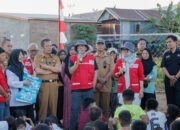 Bupati Barru Bersama PMI Distribusikan Air Bersih di Padongko