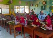 Babinsa Koramil 1409/06 Bajeng Dampingi Pembagian MBG 1.229 Siswa, Wujudkan Generasi Emas Gowa