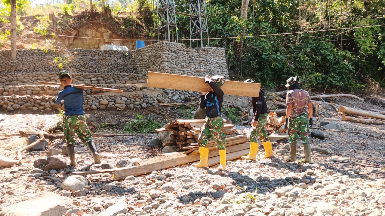 Kemanunggalang TNI dan Rakyat Pembangunan Jembatan Gantung/Perintis Sungai Lambere