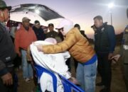 Momen Humanis Bupati Barru di Bhayangkara Off Road, Beri Sarung Ke Nenek Kursiah Lappa Laona