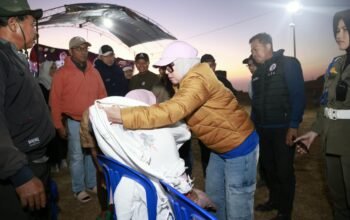 Bupati Barru Andi Ina Beri Sarung Bali  Nenek Kursiah Event Bhayangkara Off Road Lappa Laona