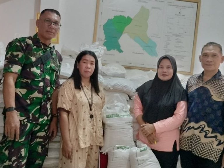 PJ Kepala Desa Kampili Abd Rahman, S.Sos. bersama Babinsa Desa Kampili Koramil Palangga Sertu Rusli Penyaluran Bantuan Pangan Beras (BPN Nasional)