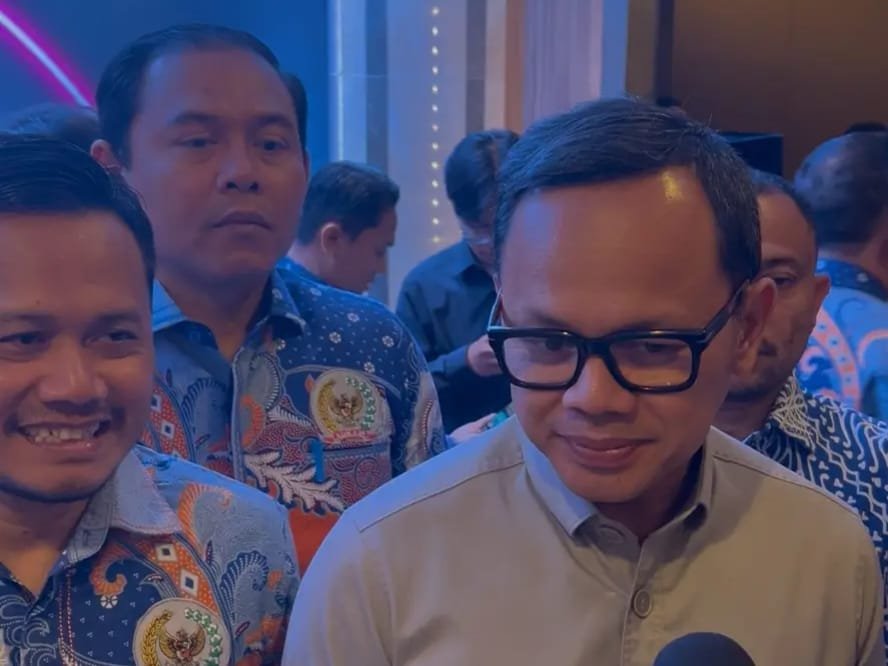 Wamendagri Bima Arya Sugiarto bersama Ketua Umum Asosiasi DPRD Kabupaten Seluruh Indonesia (ADKASI) Siswanto