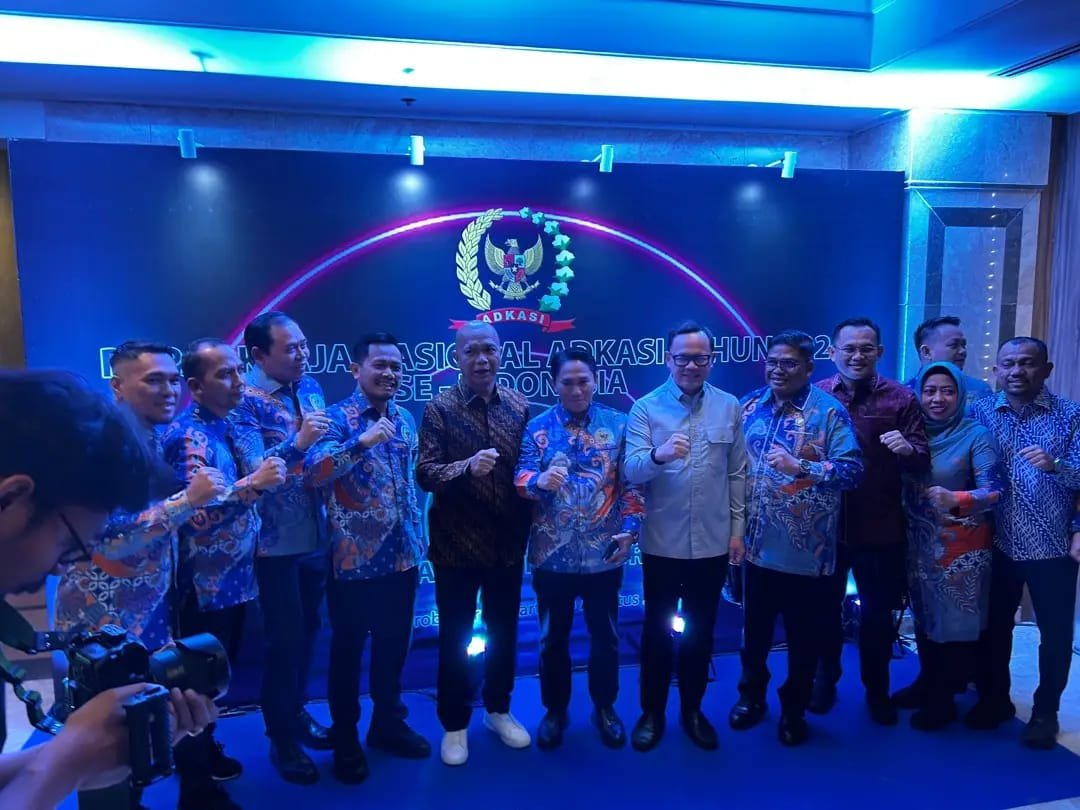Wamendagri Bima Arya Sugiarto bersama Ketua Umum ADKASI, Siswanto, S.Pd., M.H dan Pengurus ADKASI di Hotel Borobudur Jakarta