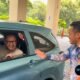Wamendagri Bima Arya Sugiarto datang ke lokasi kegiatan dengan menggunakan taksi.