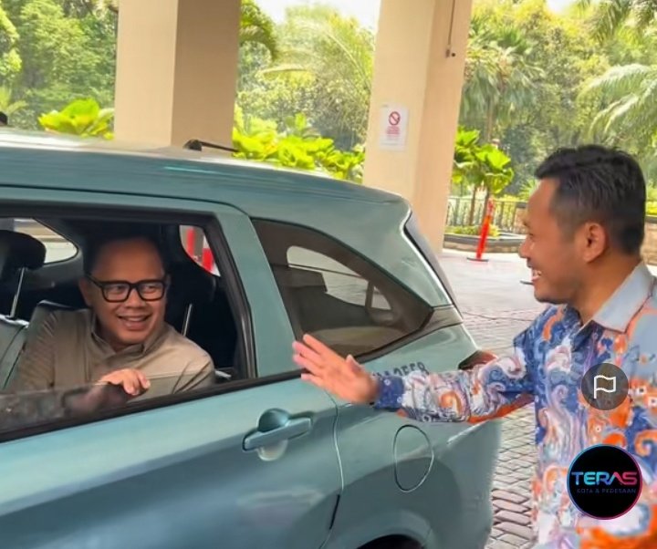 Wamendagri Bima Arya Sugiarto datang ke lokasi kegiatan dengan menggunakan taksi.