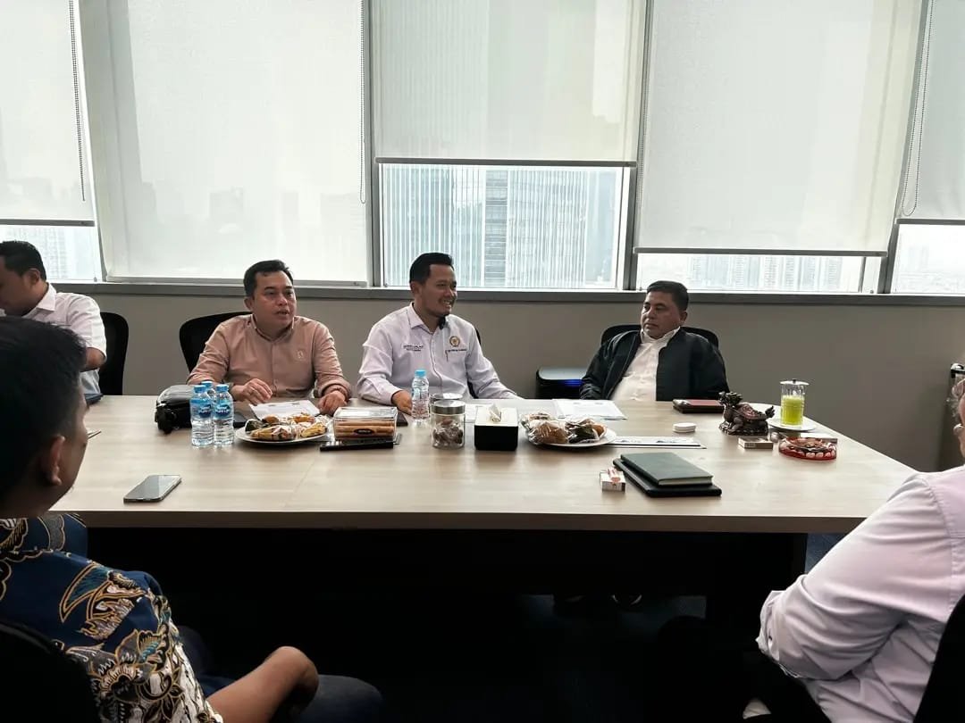 Ketua Umum ADKASI Siswanto, S.Pd., MH bersama Direktur Kemitraan dan Plasma PT Agrinas Palma Nusantara, Segar Budiarjo, di Kantor PT Agrinas Palma Nusantara di Jakarta
