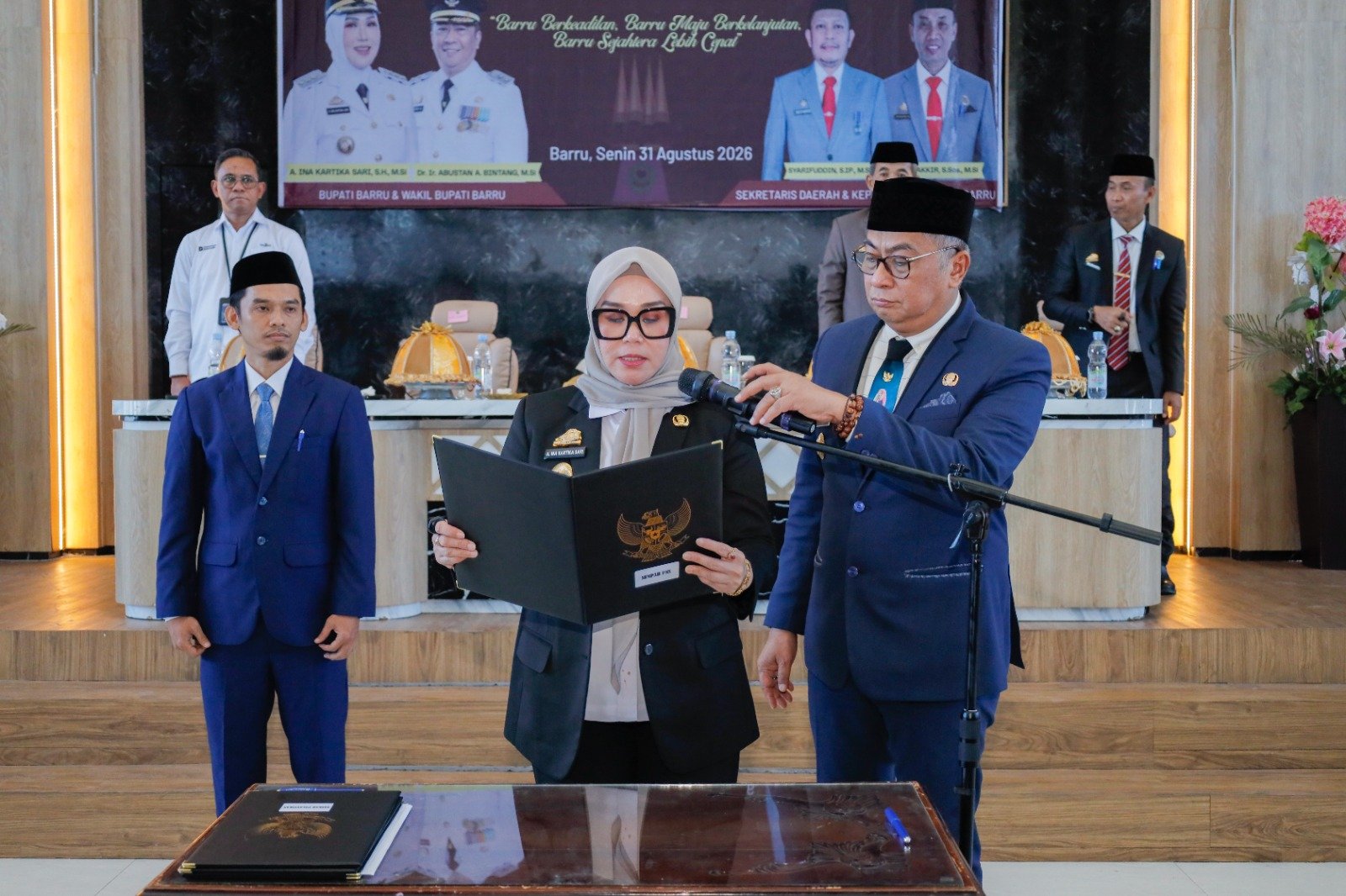 Bupati Barru Andi Ina Kartika Sari memimpin pengambilan sumpah Pegawai Negeri Sipil (PNS) Pejabat Lingkup Pemkab Barru