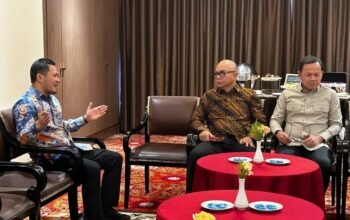 Ketua Umum ADKASI Siswanto (kiri) berbincang bersama Wamendagri Bima Arya Sugiarto (kanan) dan Jamintel Kejaksaan Agung Prof. Dr. Reda Manthovani (tengah) di Hotel Borobudur, Jakarta, dalam kegiatan Rakernas ADKASI 2026 dan HUT ke-25 ADKASI.