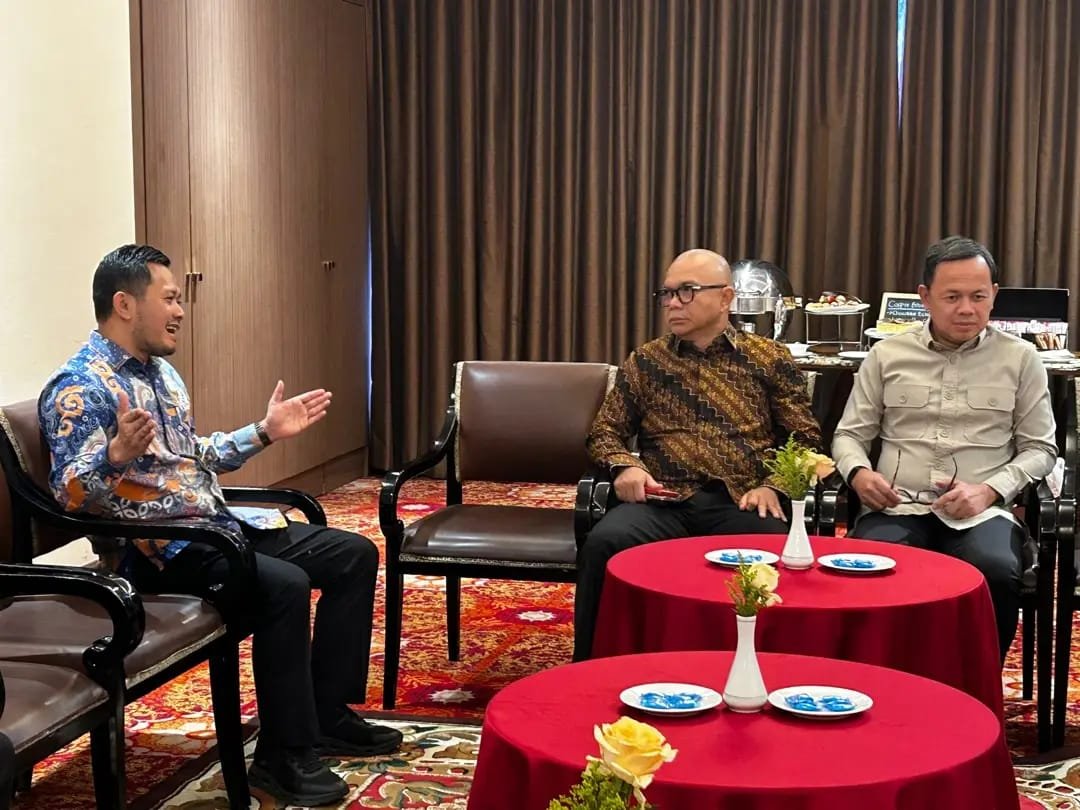 Ketua Umum ADKASI Siswanto (kiri) berbincang bersama Wamendagri Bima Arya Sugiarto (kanan) dan Jamintel Kejaksaan Agung Prof. Dr. Reda Manthovani (tengah) di Hotel Borobudur, Jakarta, dalam kegiatan Rakernas ADKASI 2026 dan HUT ke-25 ADKASI.