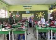 Kawal Gizi Generasi Emas, Babinsa Koramil Pallangga Dampingi Pembagian MBG di Desa Bontoala