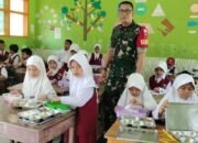 Sinergi Kawal Program Gizi, Babinsa Koramil Pallangga Dampingi Pendistribusian MBG