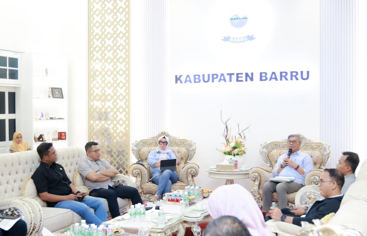 Rapat forum Forkopimda Plus yang dipimpin Bupati Barru Andi Ina Kartika Sari, S.H., M.Si., di Rumah Jabatan Bupati Barru, Jumat (11/9/2026).malam