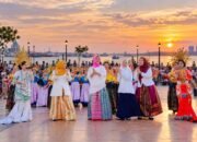 Bupati Barru Andi Ina Kartika Sari menghadiri kegiatan Fashion and Fusion Attayang Sunset di Anjungan Pantai Losari, Makassar, Sabtu (12/9/2026).