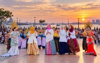 Bupati Barru Andi Ina Kartika Sari menghadiri kegiatan Fashion and Fusion Attayang Sunset di Anjungan Pantai Losari, Makassar, Sabtu (12/9/2026).