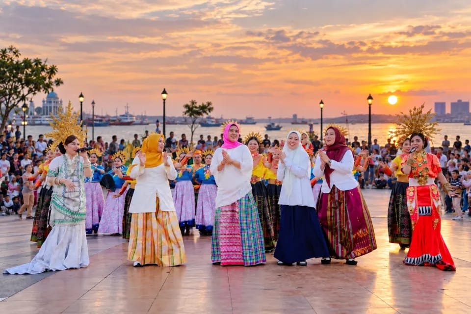 Bupati Barru Andi Ina Kartika Sari menghadiri kegiatan Fashion and Fusion Attayang Sunset di Anjungan Pantai Losari, Makassar, Sabtu (12/9/2026).