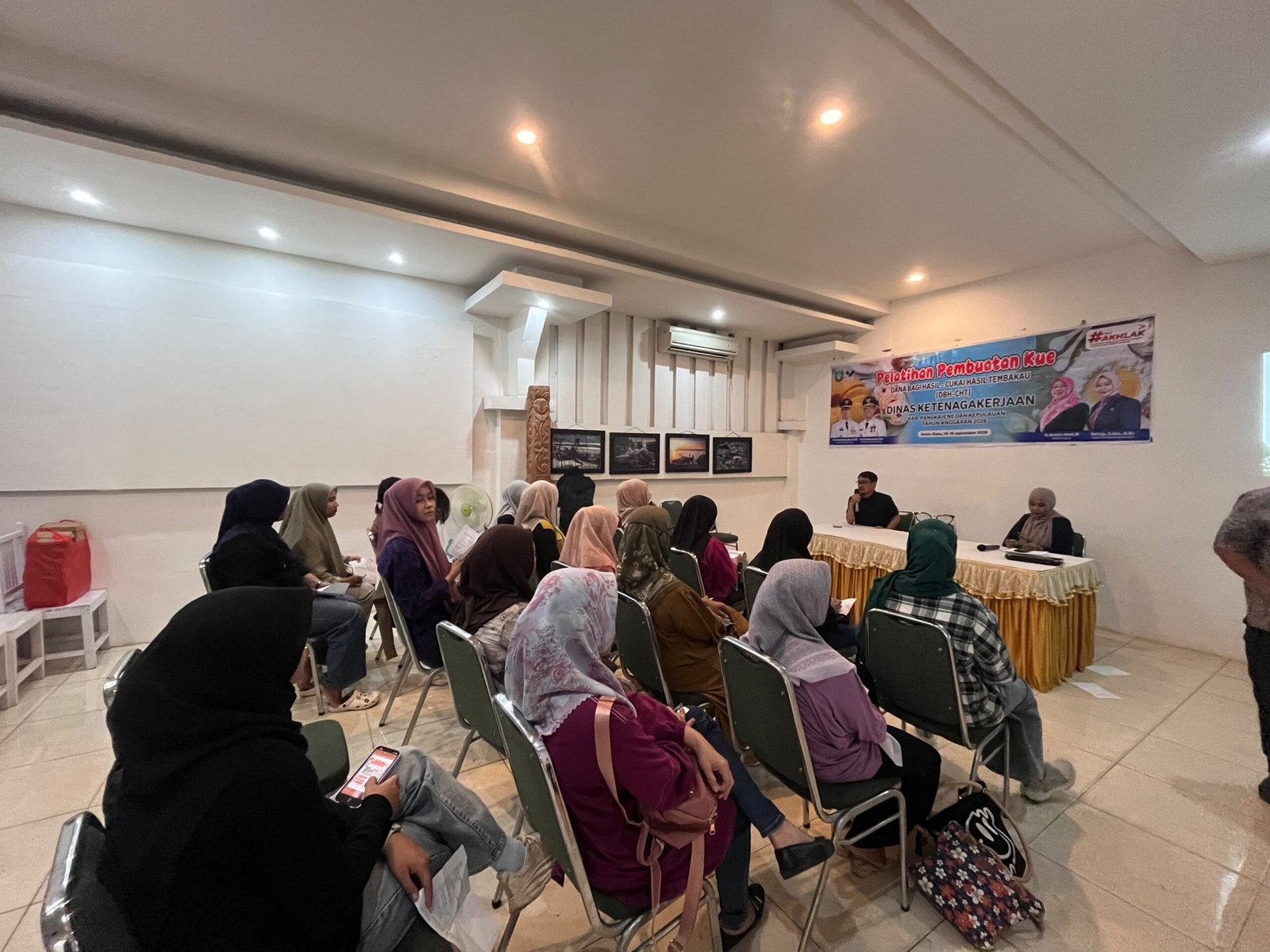 Pelatihan pembuatan kue yang bersumber dari Dana Bagi Hasil Cukai Hasil Tembakau (DBH-CHT) Tahun Anggaran 2026. di Aula Warkop Logos, Jalan Sultan Hasanuddin, Kelurahan Padoang-Doangan, Kecamatan Pangkajene, Kabupaten Pangkep, Selasa (15/9/2026)