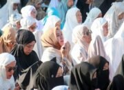 Lautan jemaah dari berbagai unsur masyarakat memenuhi Lapangan Pondok Pesantren Modern Kurir Langit, Jumat (18/9/2026) pagi.