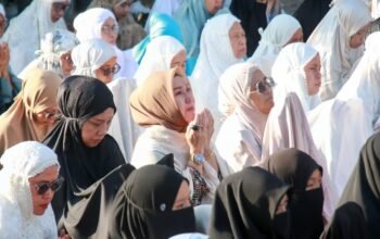 Lautan jemaah dari berbagai unsur masyarakat memenuhi Lapangan Pondok Pesantren Modern Kurir Langit, Jumat (18/9/2026) pagi.