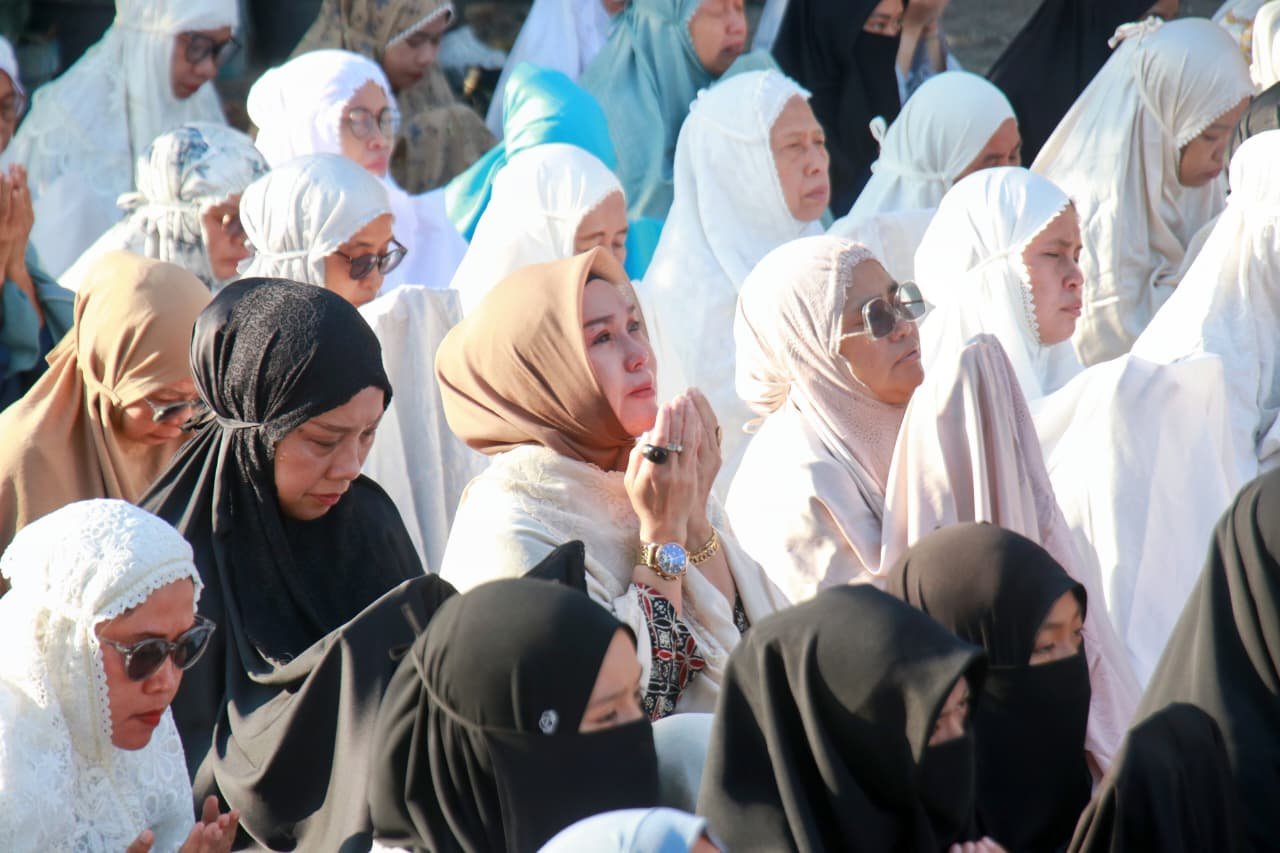 Lautan jemaah dari berbagai unsur masyarakat memenuhi Lapangan Pondok Pesantren Modern Kurir Langit, Jumat (18/9/2026) pagi.