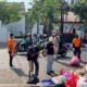 Anggota DPRD Gowa, Arfandi Parani ikut turun langsung membersihkan sampah, (Foto/TerasKota).