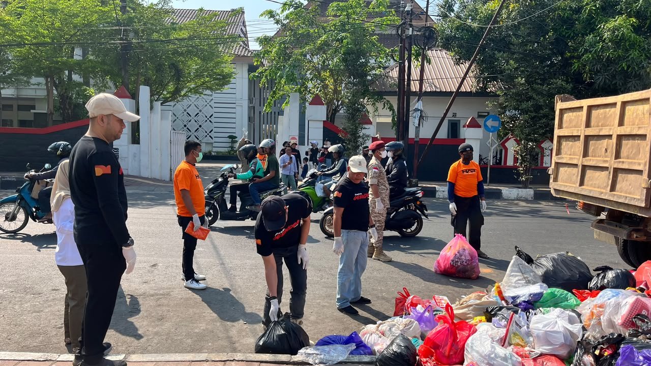 Anggota DPRD Gowa, Arfandi Parani ikut turun langsung membersihkan sampah, (Foto/TerasKota).