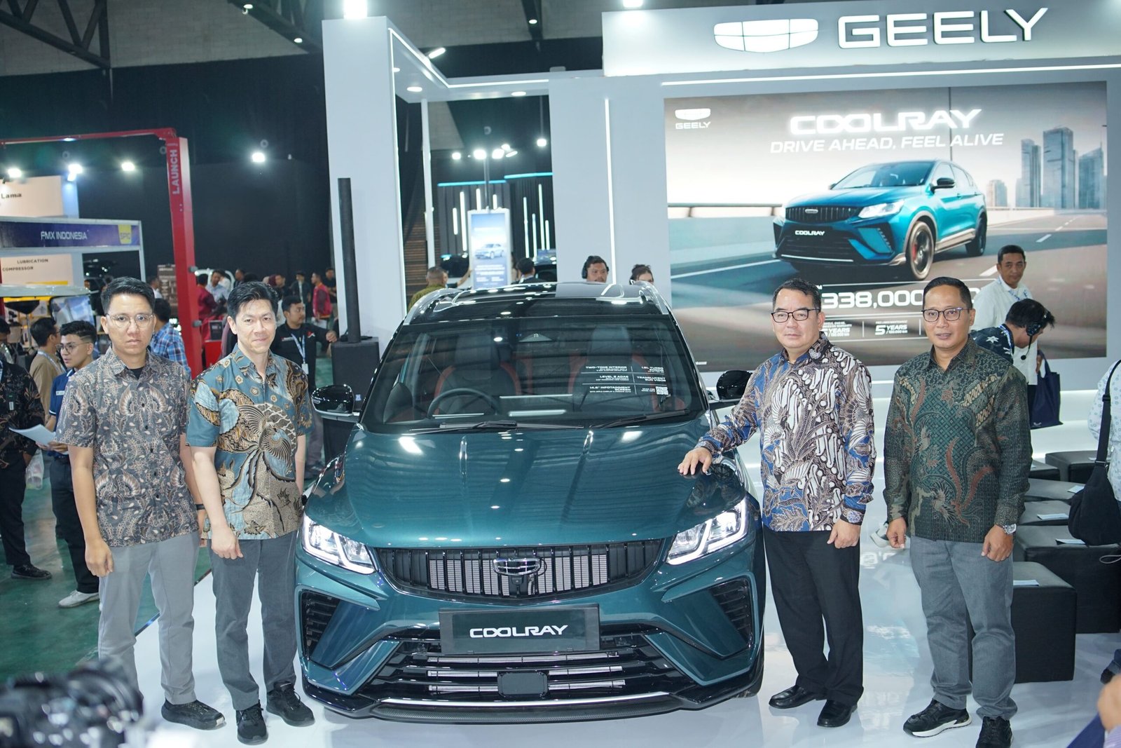 Geely meluncurkan Geely Coolray, Compact SUV bermesin turbo tersebut hadir bersama dua electric vehicle (EV), Geely EX2 dan Geely EX5, serta SUV plug-in hybrid (PHEV) Geely Starray EM-i. di GIIAS Makassar