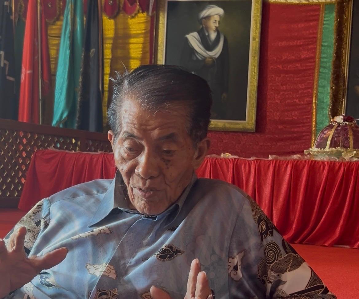 Jufri Tenri Bali alias Puang Pile, tokoh pelestari sejarah dan budaya Gowa yang dikenal sebagai kurator utama Museum Balla Lompoa. Ia mendedikasikan diri untuk merawat dan memperkenalkan berbagai peninggalan sejarah Kerajaan Gowa kepada masyarakat dan generasi muda, (Foto/TerasKota).