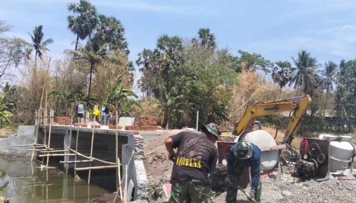 Percepat Infrastruktur Desa, Kodim 1409/Gowa Bersama Masyarakat Lanjutkan Pembangunan Jembatan Garuda