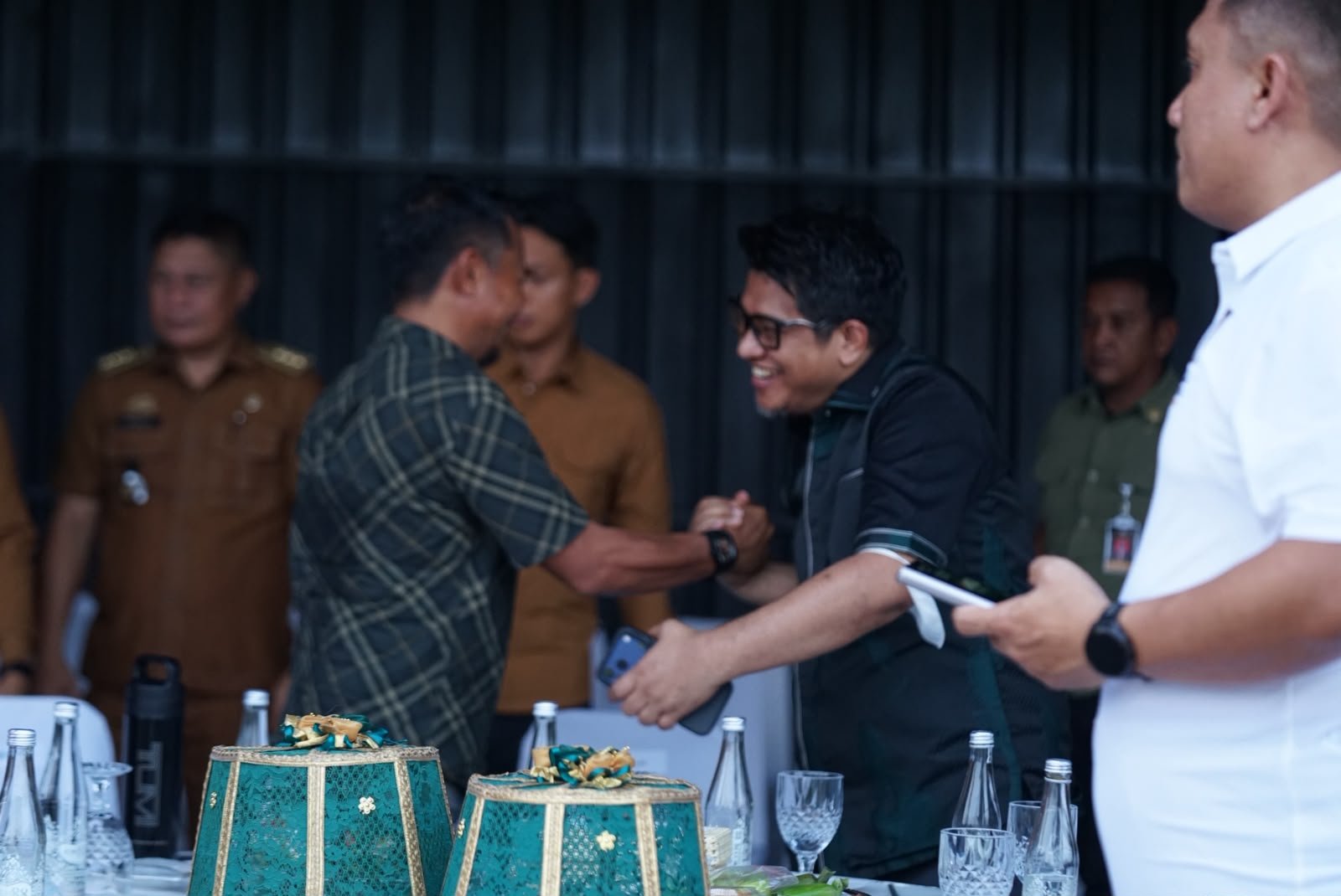 Wakil Ketua DPRD Gowa, Hasrul Abdul Rajab, tersenyum saat bersalaman dengan Bupati Bone, Andi Asman Sulaiman, pada pembukaan Sulsel Cup 2026 di Lapangan Graha Kalegowa, Senin (12/10/2026).