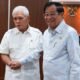 Wakil Ketua Dewan Pertimbangan Presiden (Wantimpres) RI, M. Hatta Rajasa (kiri), berjabat tangan dengan Agum Gumelar (kanan) dalam pertemuan internal Wantimpres RI di Ruang Kresna, Jakarta, Senin (12/10/2026).