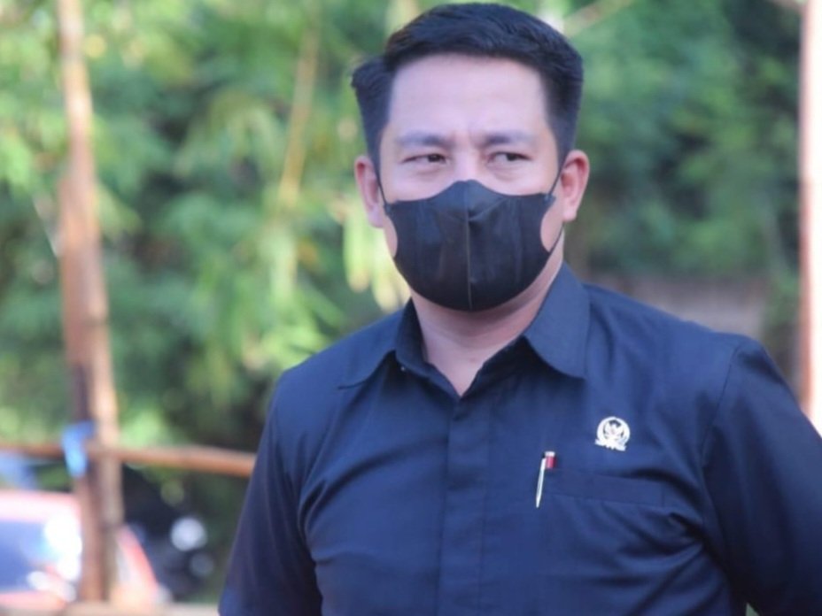 Wakil Ketua DPRD Kabupaten Gowa, Taufik Surullah, S.IP., yang juga menjabat Ketua DPD PAN Gowa, mengimbau masyarakat meningkatkan kewaspadaan terhadap dampak kabut asap akibat kebakaran hutan dan lahan (karhutla) serta mendorong penguatan pemantauan kualitas udara dan perlindungan kesehatan masyarakat, (Foto.ist).