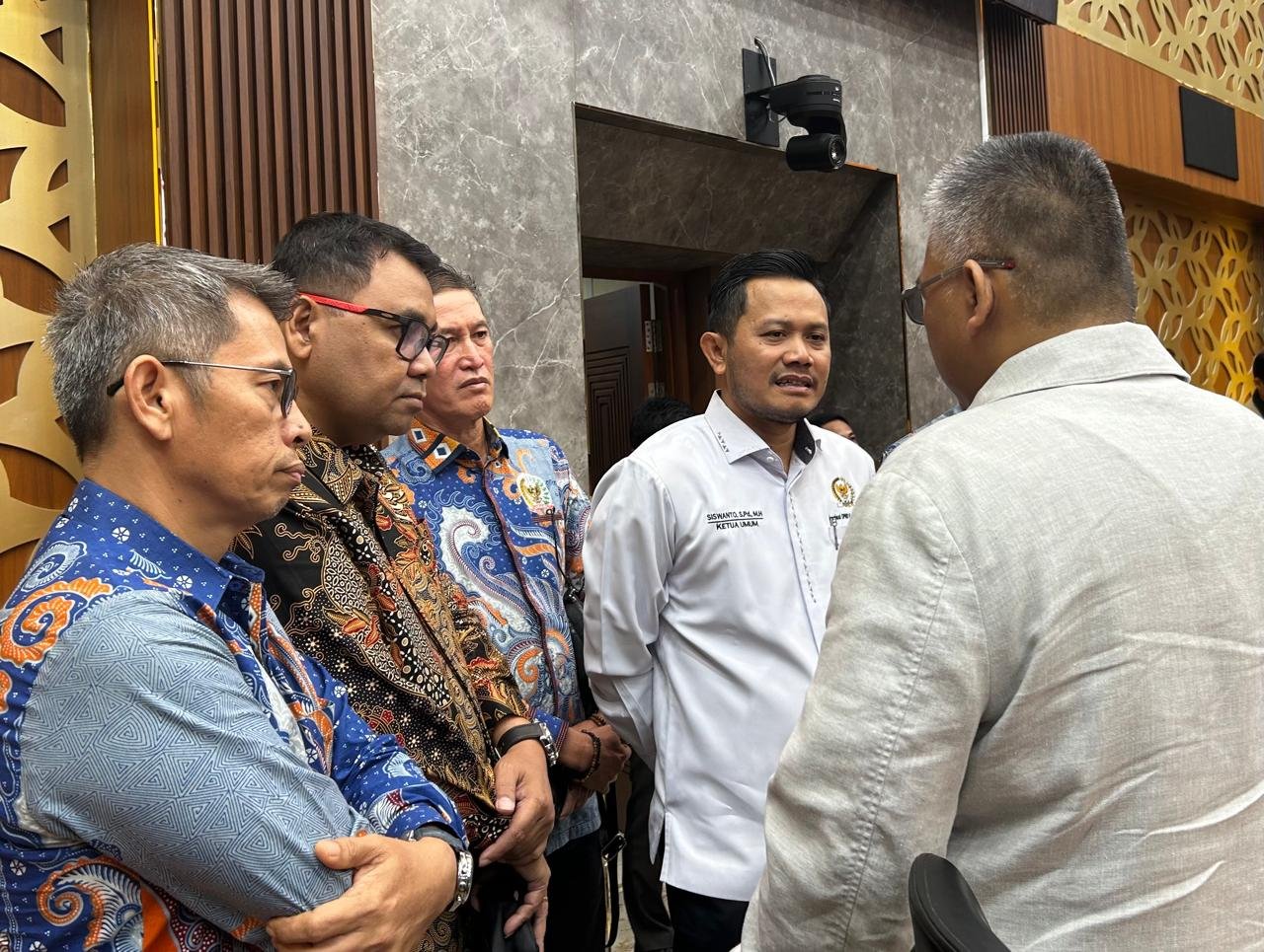 Ketua Umum Asosiasi DPRD Kabupaten Seluruh Indonesia (ADKASI), Siswanto, S.Pd., M.H. (kemeja putih), mengimbau masyarakat meningkatkan kewaspadaan terhadap kabut asap akibat kebakaran hutan dan lahan (karhutla) serta mengutamakan perlindungan kesehatan dengan mengikuti informasi resmi kualitas udara.
