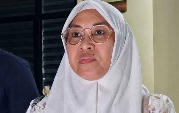 Husniah Talenrang, yang diberhentikan dari jabatannya berdasarkan SK Menteri Dalam Negeri.