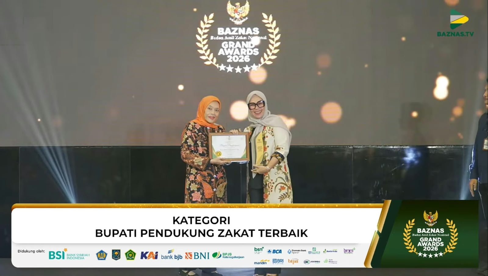 Pimpinan Baznas RI, Hj. Saidah Sakwan, MA bersama Bupati Barru Andi Ina Kartika Sari.,SH., M, Si.di rangkaian acara Rakornas & Baznas Award 2026 Hotel Mercure Jakarta Pusat