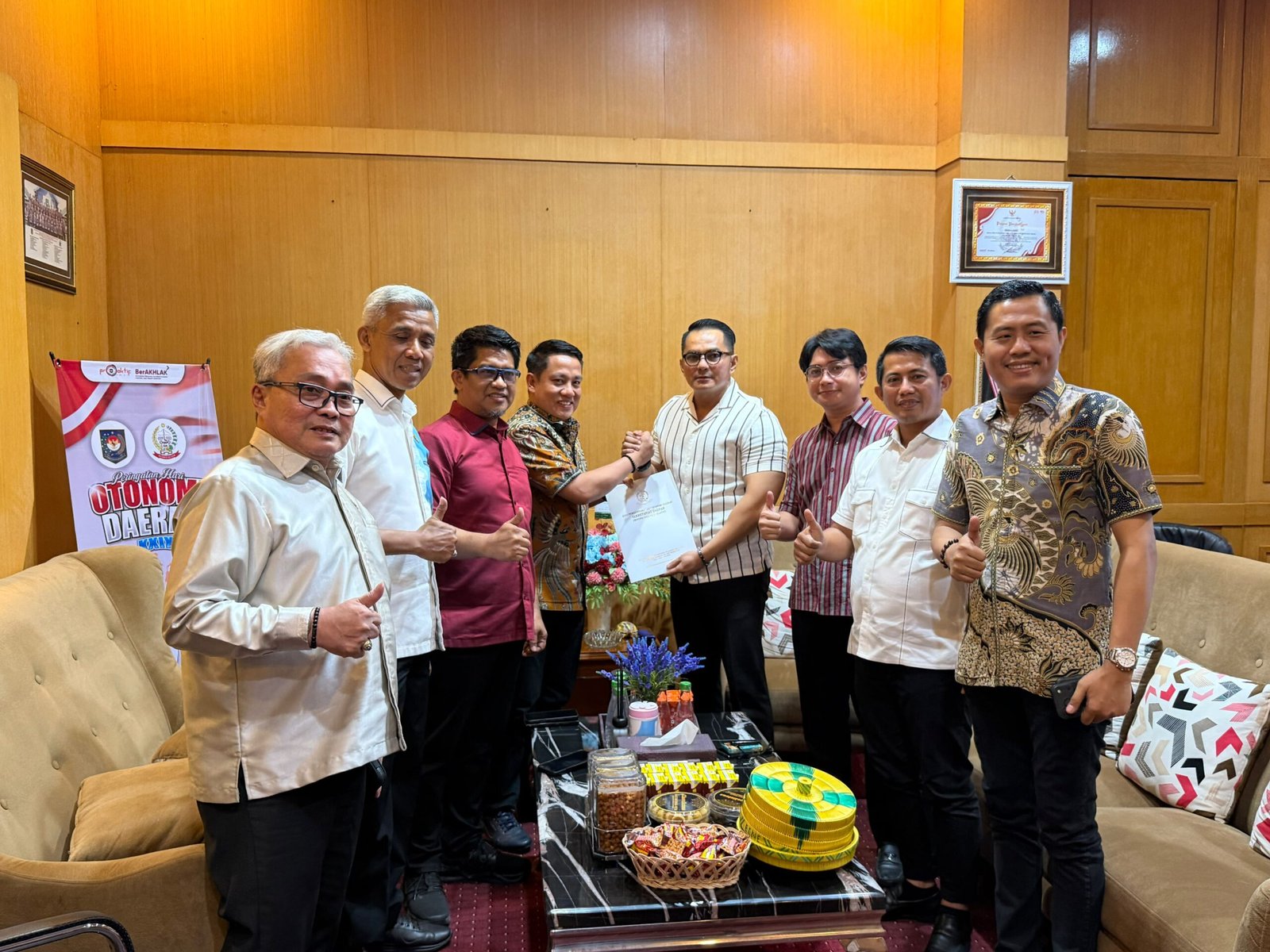 FOTO : Wakil Ketua DPRD Gowa, Taufik Surullah dan Hasrul Abdul Rajab bersama sejumlah pimpinan fraksi DPRD Gowa dalam agenda tindak lanjut keputusan Mendagri terkait pemberhentian Bupati Gowa dan penunjukan Plt. Bupati Gowa.