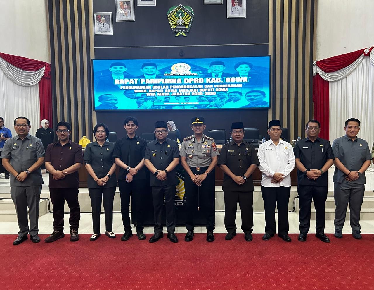 Pimpinan DPRD, Pemerintah Daerah, dan Forkopimda berfoto bersama usai Rapat Paripurna DPRD Kabupaten Gowa terkait usulan pengangkatan Darmawangsyah Muin menjadi Bupati Gowa untuk sisa masa jabatan 2025-2030, Jumat (16/10/2026). Sebuah babak baru bagi Gowa, dengan harapan dan amanah yang berlanjut.