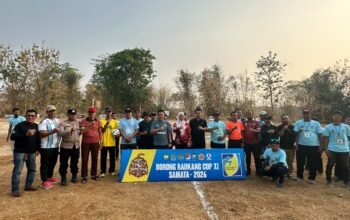 Wakil Ketua DPRD Kabupaten Gowa, Taufik Surullah, S.IP., bersama panitia, unsur pemerintah setempat, aparat keamanan, dan sejumlah tokoh masyarakat berfoto bersama pada pembukaan Turnamen Sepak Bola Borong Raukang Cup XI Samata 2026 di Lapangan Sepak Bola Bakung, Kelurahan Samata, Kecamatan Somba Opu, Kabupaten Gowa. Turnamen ini diikuti 25 tim dan diharapkan menjadi ajang pengembangan potensi sepak bola, mempererat silaturahmi, serta mendorong pertumbuhan ekonomi UMKM setempat, (Foto/TerasKota).