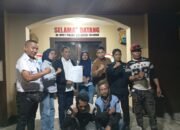 Forum Jurnalistik Sulsel Bersatu bersama sejumlah jurnalis dan pendamping hukum saat menyerahkan aduan terkait dugaan pelecehan profesi wartawan ke SPKT Polda Sulawesi Selatan. (Foto.dok).