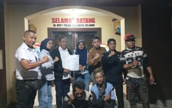 Forum Jurnalistik Sulsel Bersatu bersama sejumlah jurnalis dan pendamping hukum saat menyerahkan aduan terkait dugaan pelecehan profesi wartawan ke SPKT Polda Sulawesi Selatan. (Foto.dok).
