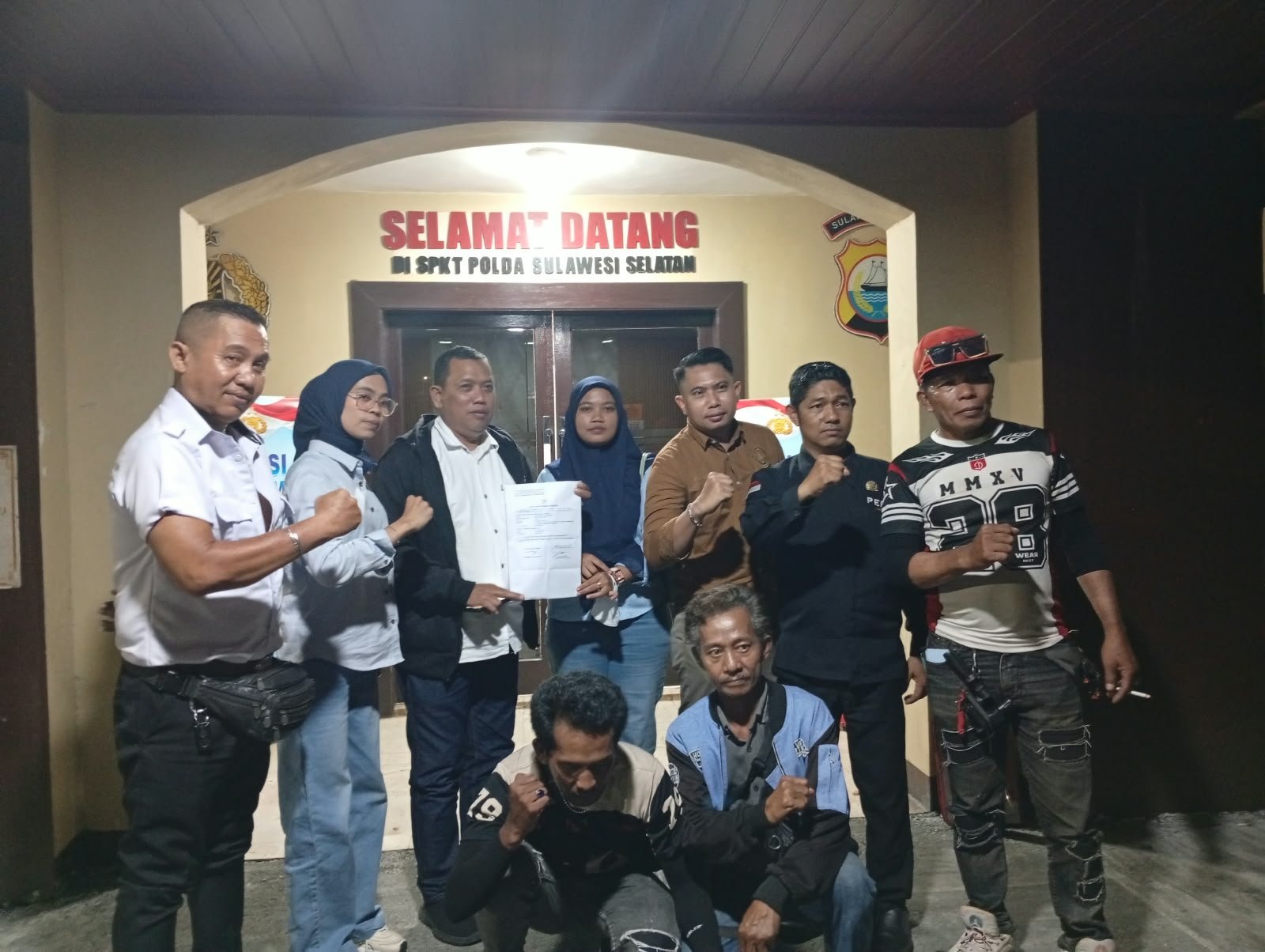 Forum Jurnalistik Sulsel Bersatu bersama sejumlah jurnalis dan pendamping hukum saat menyerahkan aduan terkait dugaan pelecehan profesi wartawan ke SPKT Polda Sulawesi Selatan. (Foto.dok).