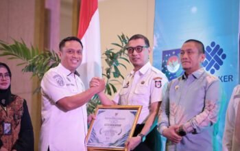 Sekretaris Daerah Kota Makassar, Andi Zulkifly Nanda, menerima penghargaan Jamsostek Award 2026 mewakili Wali Kota Makassar Munafri Arifuddin. Kota Makassar meraih peringkat Terbaik I tingkat Provinsi Sulawesi Selatan atas upaya memperluas perlindungan jaminan sosial ketenagakerjaan bagi pekerja rentan, (Foto.ist).